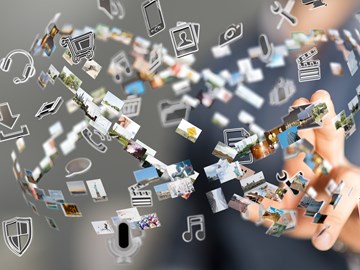 Wirbel aus Bildern und App-Symbolen mit Hand - Bildmontage Wirbel aus Bildern und App-Symbolen mit Hand - Bildmontage