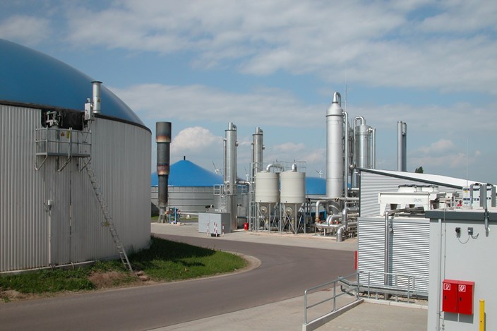 Biogasanlage mit silbergrauen Gebäuden und blauen Dächern - Außenaufnahme Biogasanlage mit silbergrauen Gebäuden und blauen Dächern - Außenaufnahme