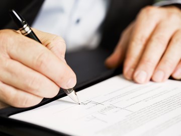 Hände mit Kugelschreiber unterzeichnen einen Vertrag Hände mit Kugelschreiber unterzeichnen einen Vertrag