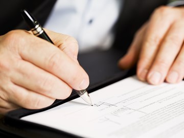 Hände mit Kugelschreiber unterzeichnen einen Vertrag Hände mit Kugelschreiber unterzeichnen einen Vertrag