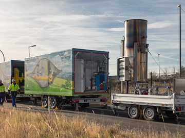 Mehrere Anhänger mit einer mobilen Netzersatzanlage auf einer Straße Mehrere Anhänger mit einer mobilen Netzersatzanlage auf einer Straße