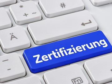 Tastaturausschnitt mit fiktiver blauer Taste „Zertifizierung Tastaturausschnitt mit fiktiver blauer Taste „Zertifizierung